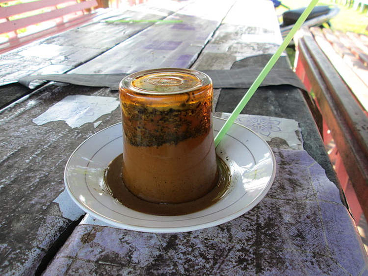 Phải dùng ống hút thổi vào món cà phê úp ngược kỳ lạ của người Indonesia