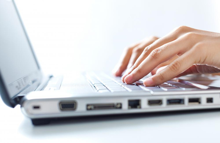 Tại sao máy tính chủ yếu được làm bằng nhôm hoặc nhựa?